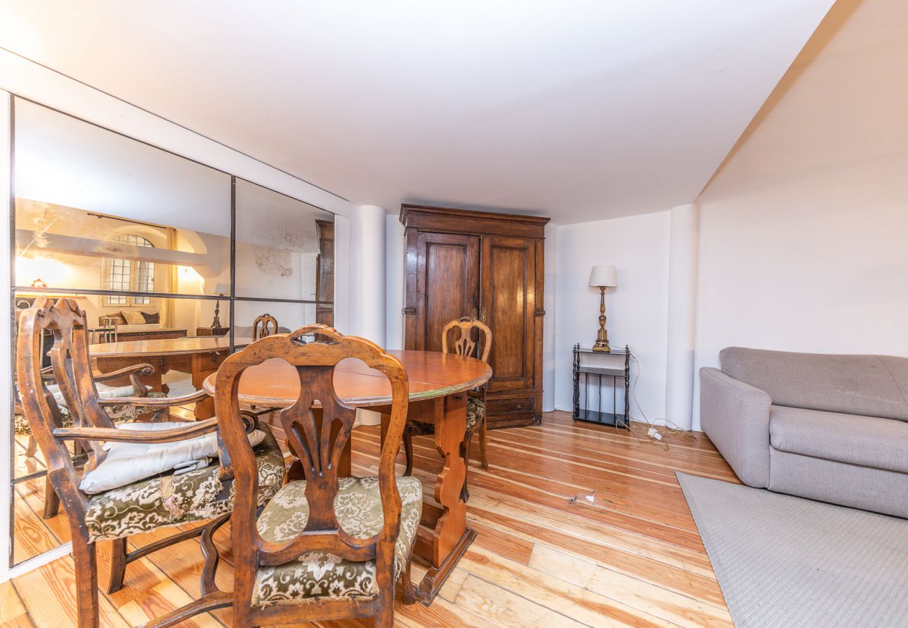 Apartment in Rome - Romantic Nest in Vibrant San Lorenzo