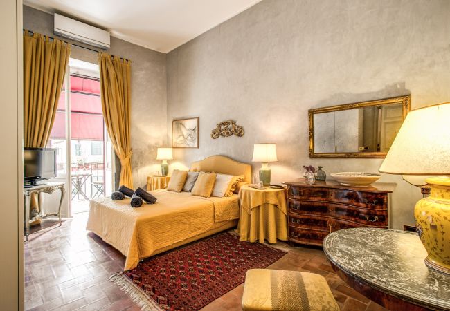 Apartment in Rome - Wonderful Apartment with Balcony in Piazza Margana