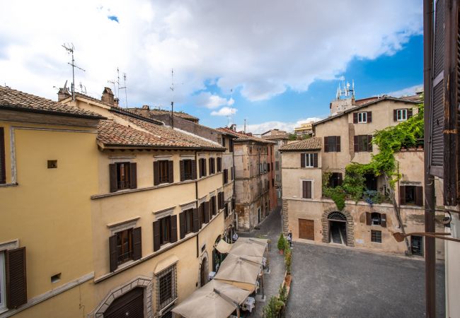 Apartment in Rome - Wonderful Apartment with Balcony in Piazza Margana