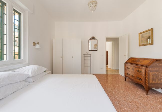 Apartment in Roma - Bright and Spacious 5BR Apartment in Pariol Apartment in Roma - Bright and Spacious 5BR Apartment in Pariol