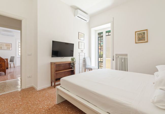 Apartment in Roma - Bright and Spacious 5BR Apartment in Pariol Apartment in Roma - Bright and Spacious 5BR Apartment in Pariol