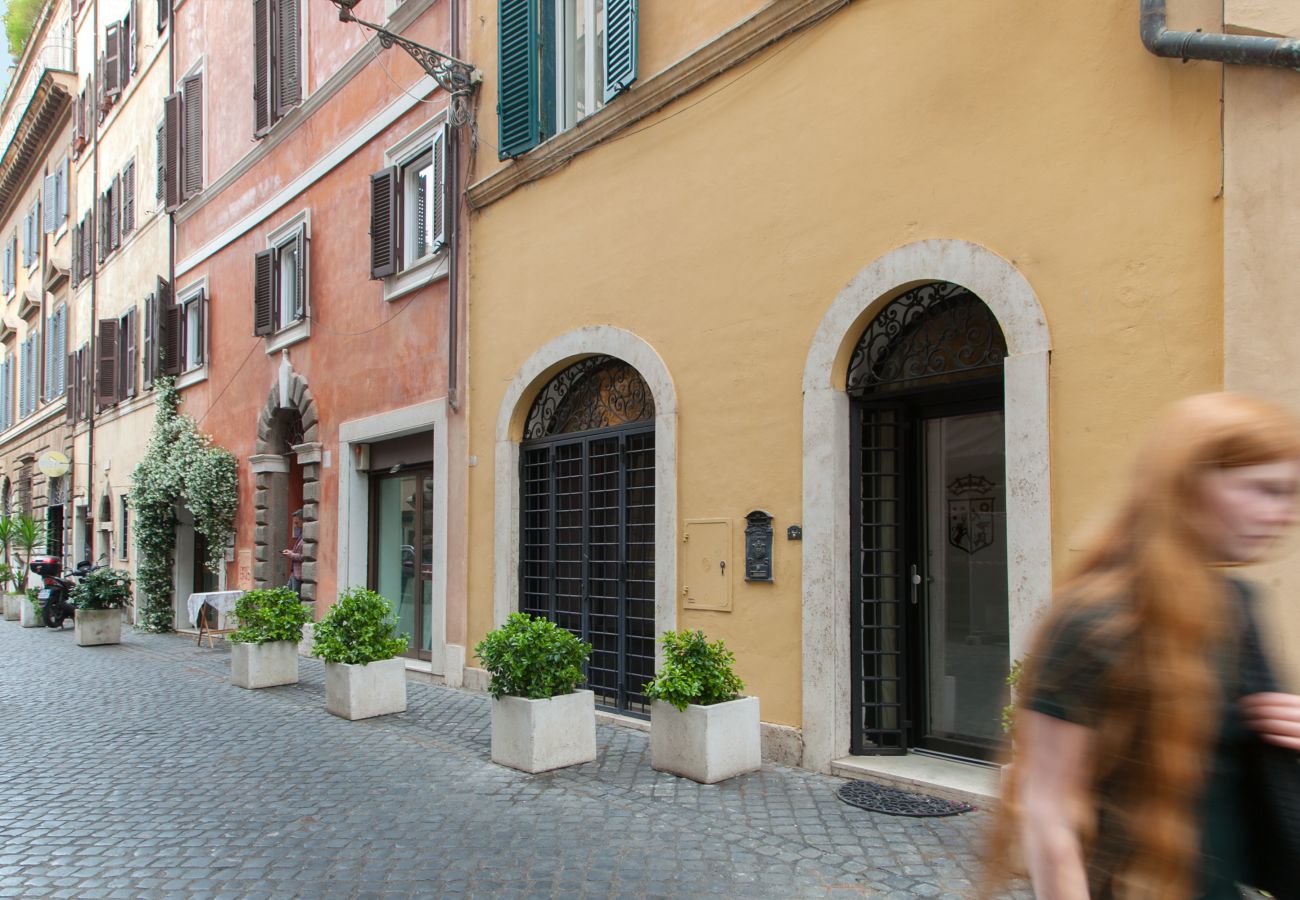 Apartment in Rome - Via Giulia Charming Atelier apartment
