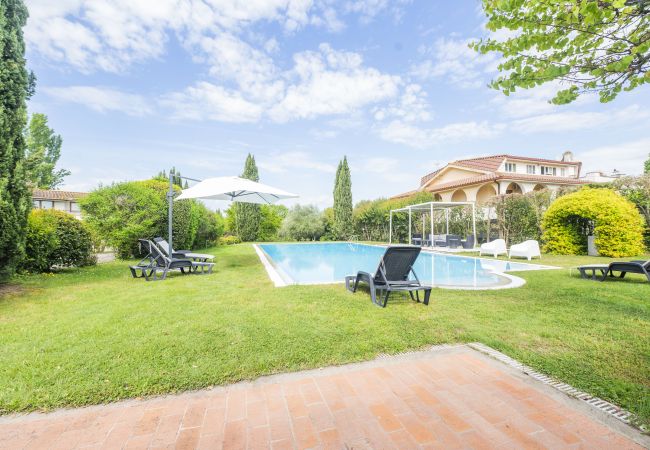 Villa/Dettached house in Formello - Astonishing Villa with Pool and Garden