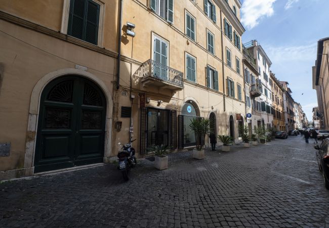 Apartment in Rome - Via Giulia Charming Apartment with Balcony