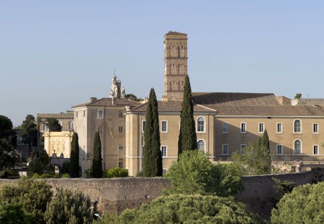 Apartment in Rome - St. John Basilica Lovely Tower Apartment