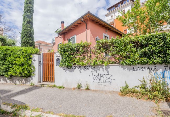 Apartment in Roma - Lovely 2BR Garden House in Beautiful Green Area Apartment in Roma - Lovely 2BR Garden House in Beautiful Green Area