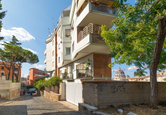 Apartment in Roma - Luminous Family Apt with Balcony by St Peter's Apartment in Roma - Luminous Family Apt with Balcony by St Peter's