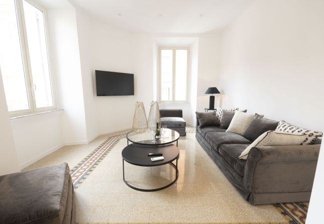  in Roma - Splendor Eternal 3 BR Apartment in the City Center