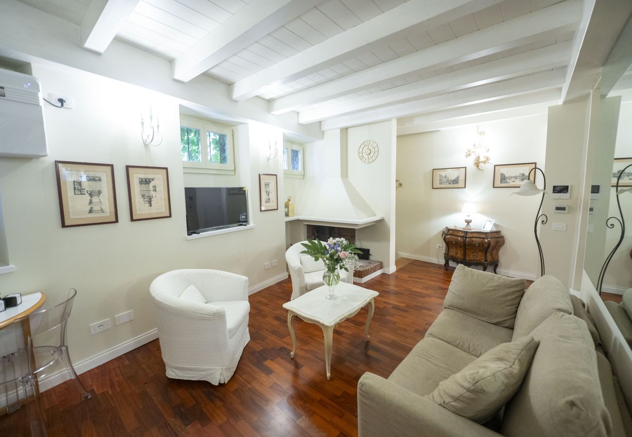 Apartment in Rome - Campanella Ivy Retreat- Under the Roman Light