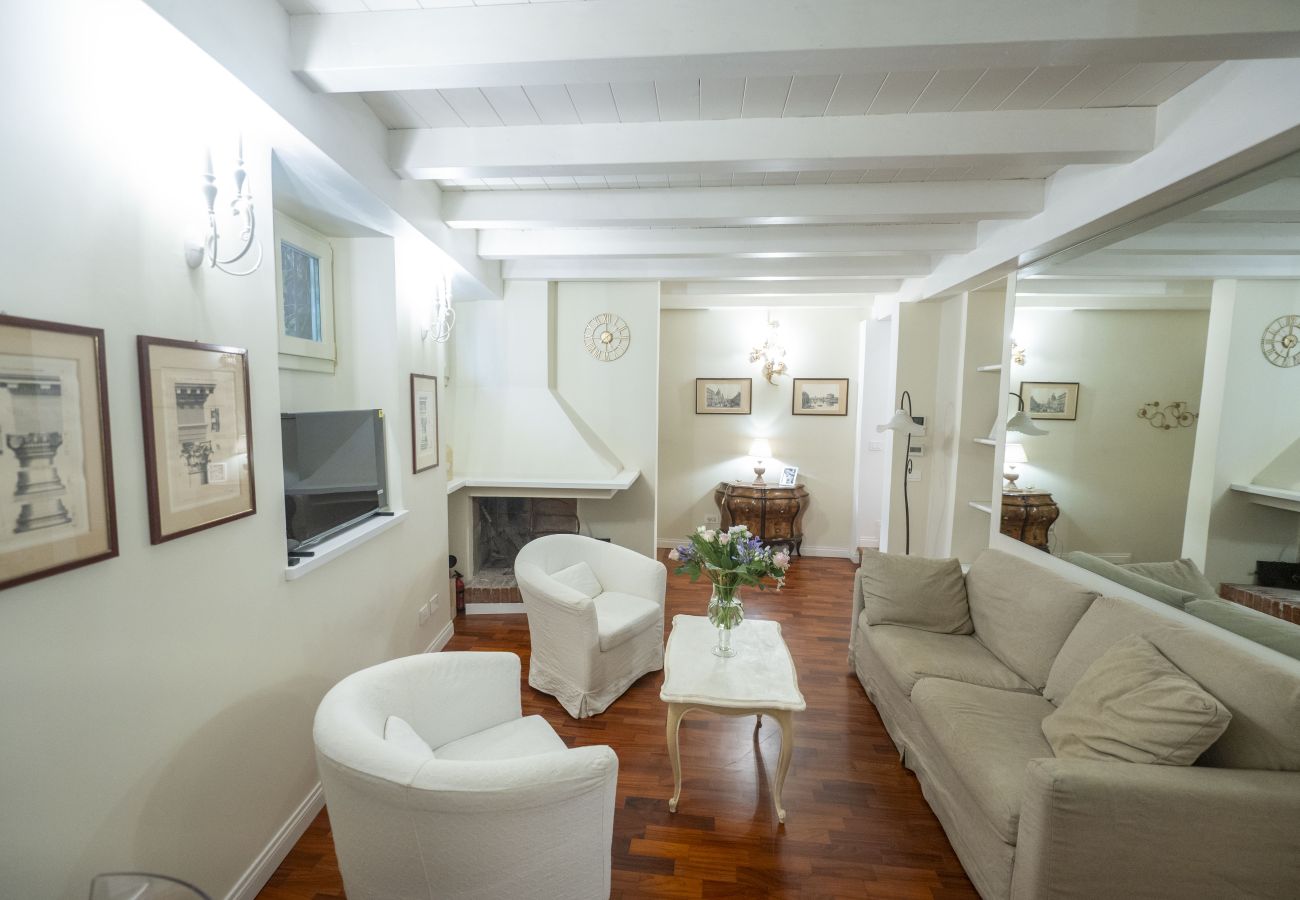 Apartment in Rome - Campanella Ivy Retreat- Under the Roman Light