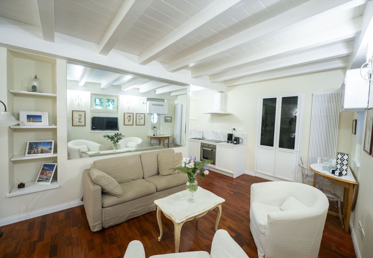 Apartment in Rome - Campanella Ivy Retreat- Under the Roman Light