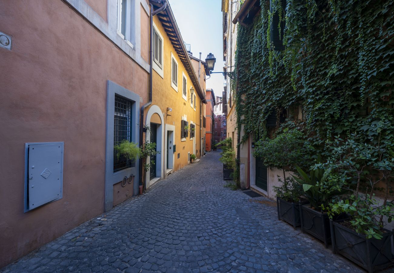 Apartment in Rome - Campanella Ivy Retreat- Under the Roman Light