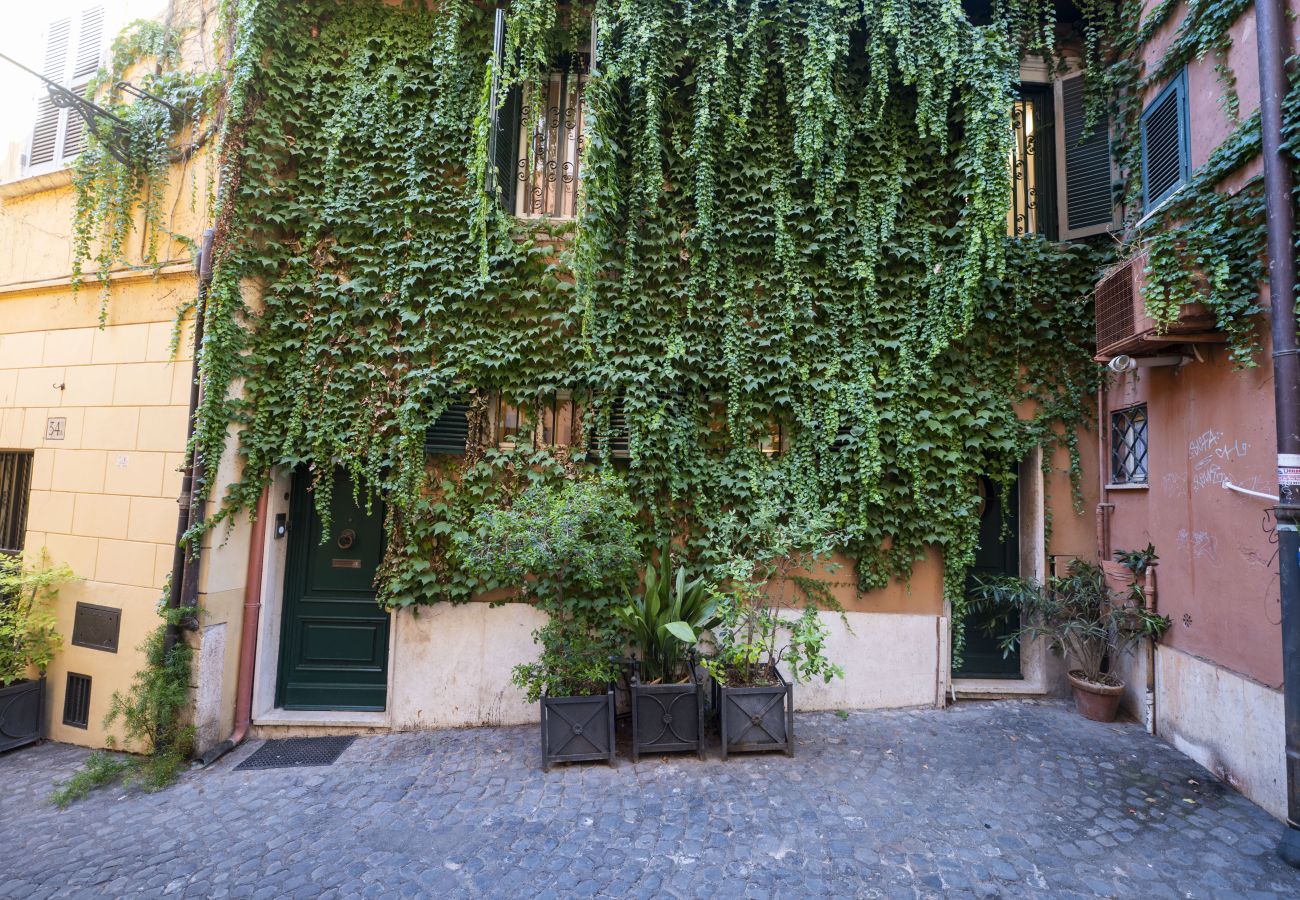 Apartment in Rome - Campanella Ivy Retreat- Under the Roman Light