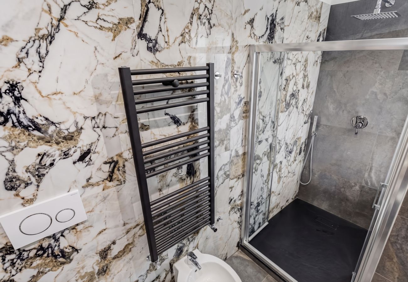 Apartment in Rome - Spacious 4BR Family Apartment Near Termini 
