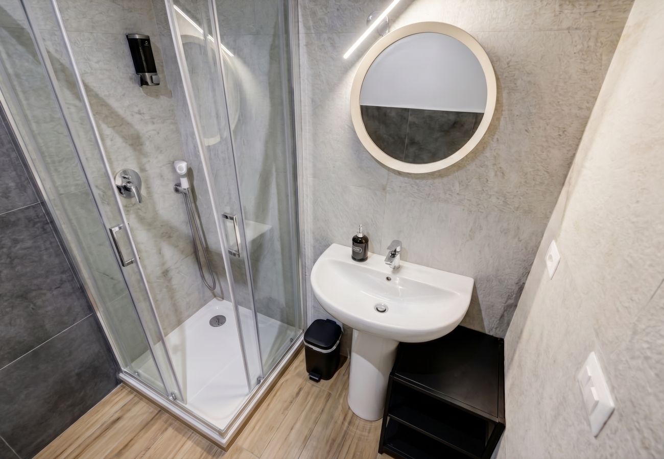 Apartment in Rome - Spacious 4BR Family Apartment Near Termini 