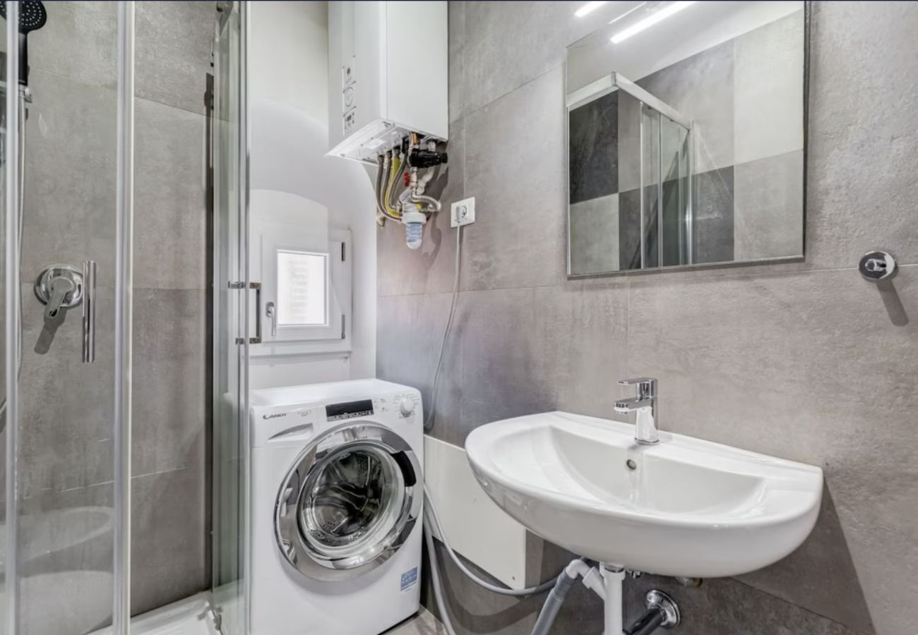 Apartment in Rome - Spacious 4BR Family Apartment Near Termini 